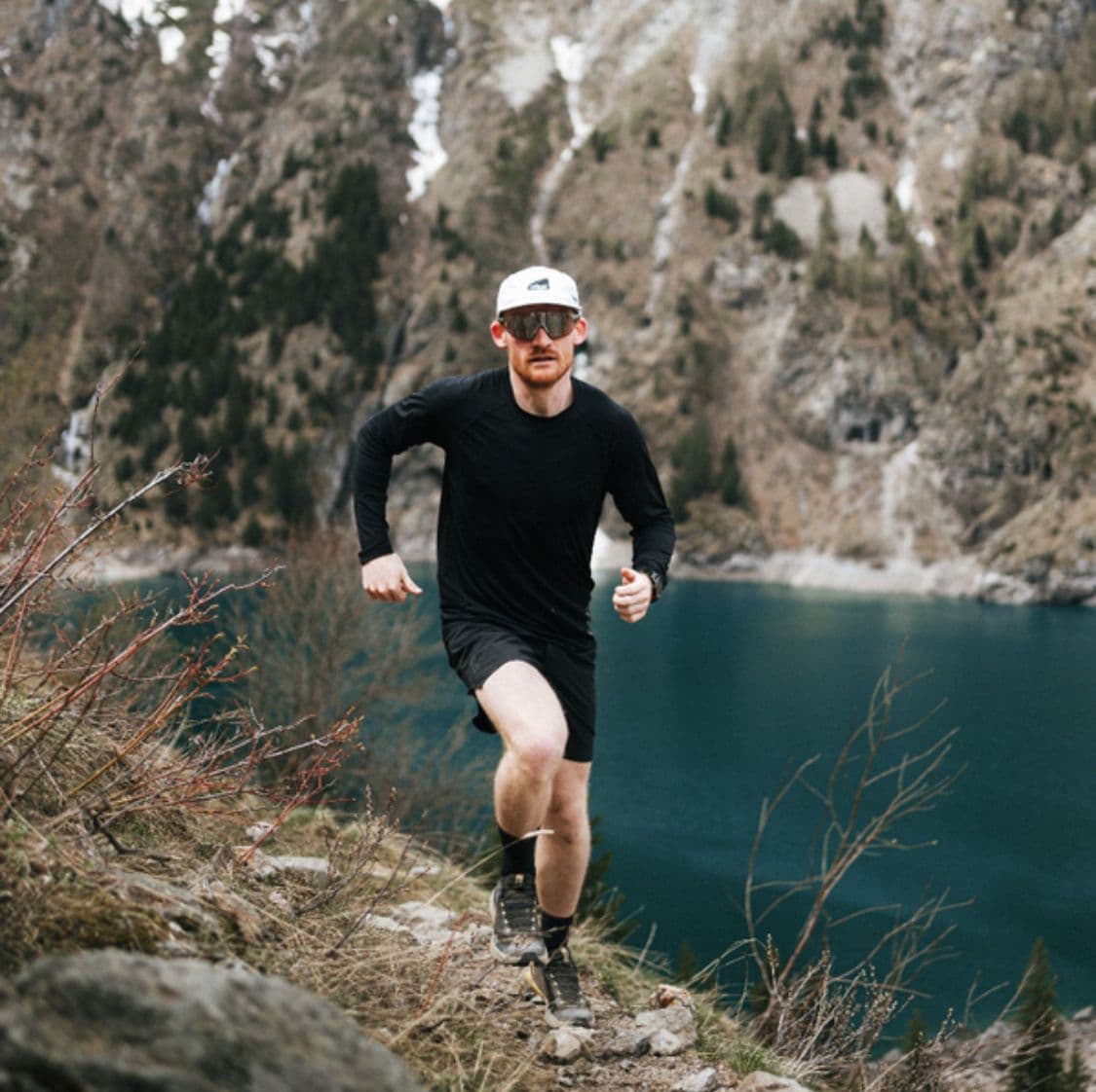 En trail devant un lac de montagne